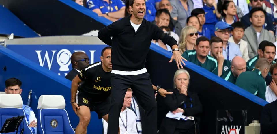 Entrenador dirigiendo a su equipo desde la línea lateral