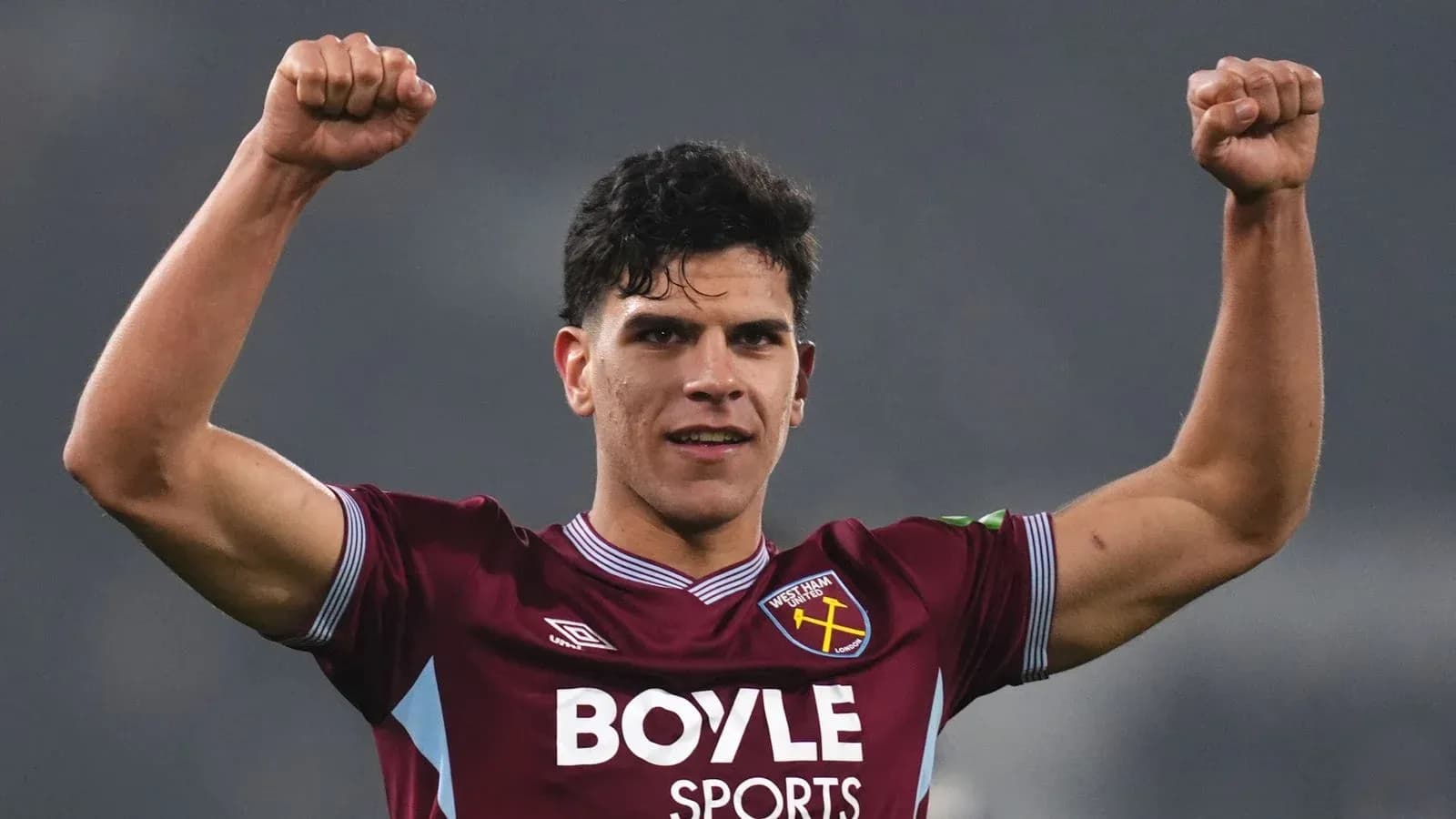 Jugador de West Ham United celebrando con los brazos levantados