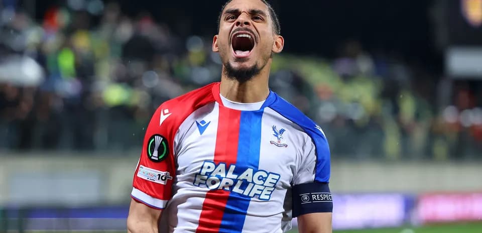 Jugador de Crystal Palace celebrando en el campo
