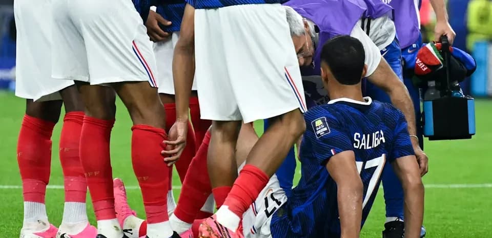 Jugador de Francia siendo atendido por el personal médico