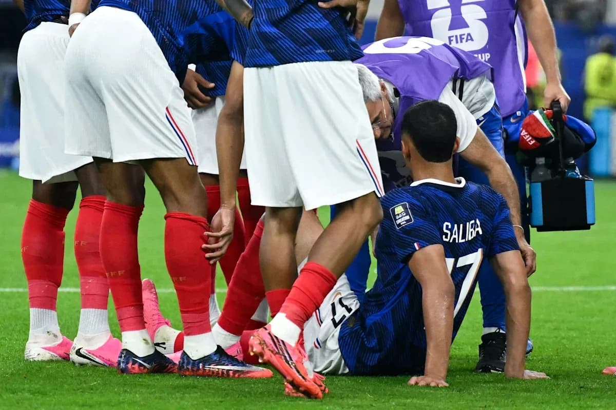 Jugador de Francia siendo atendido por el personal médico