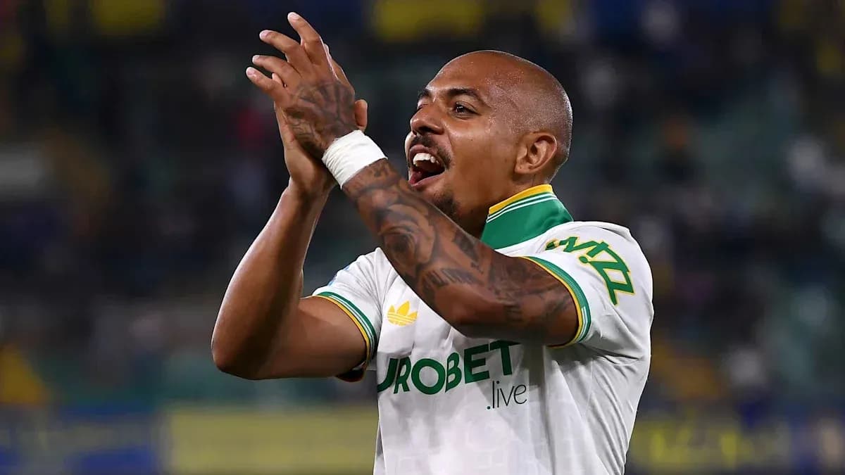 Jugador aplaudiendo a la afición en el estadio