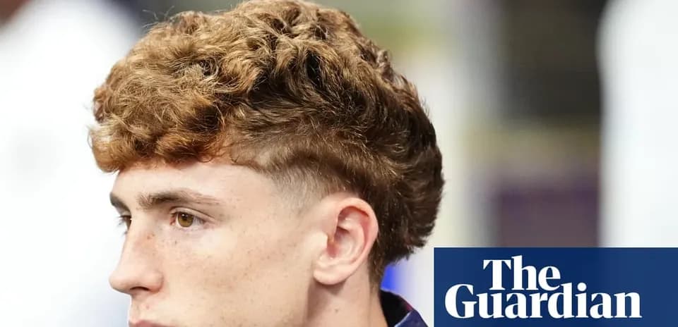 Jugador con cabello rizado en primer plano