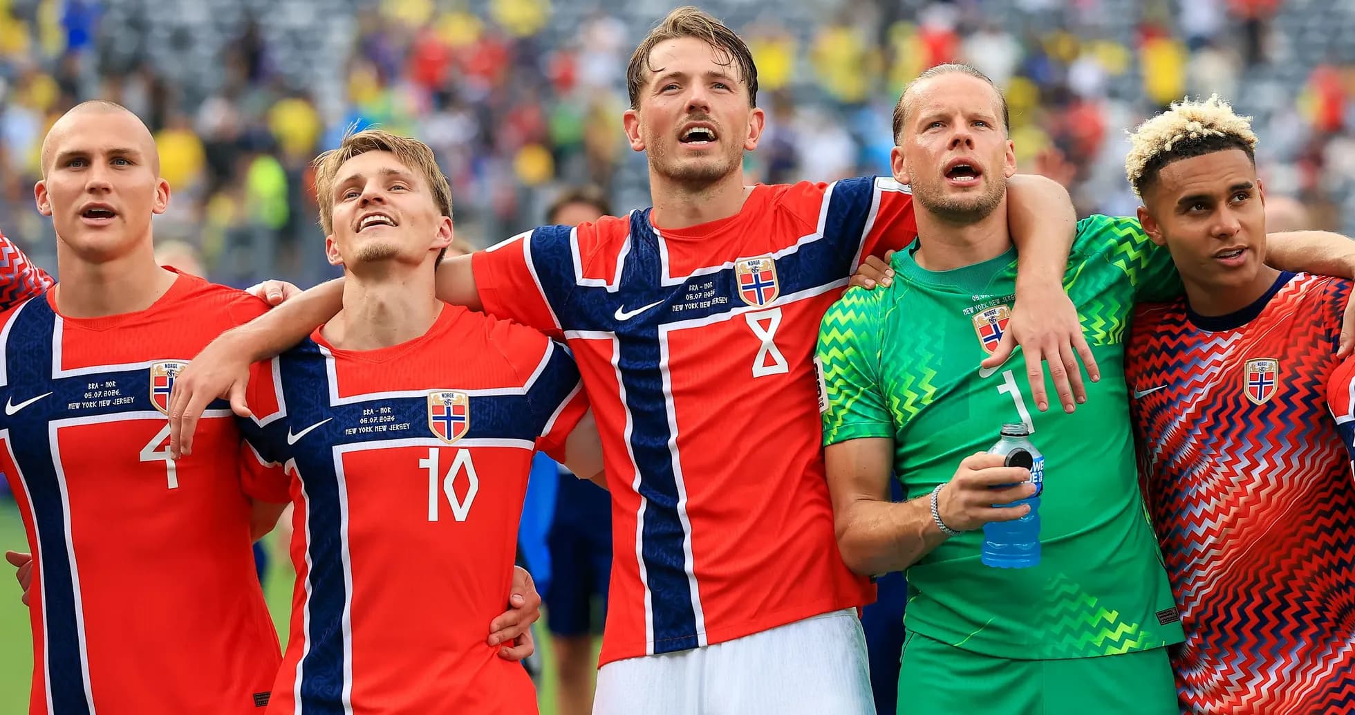 Jugadores de Noruega celebrando juntos en el campo