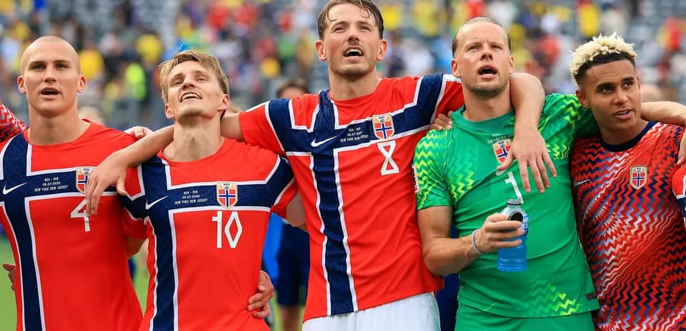 Jugadores de Noruega celebrando juntos en el campo