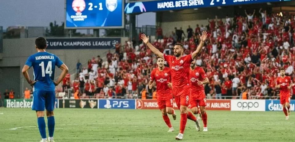 Jugadores de Hapoel Beer Sheva celebrando un gol