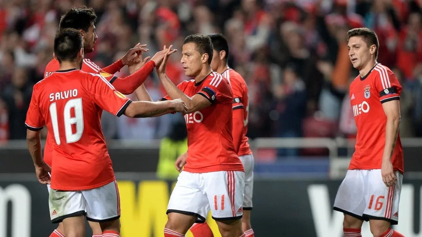Jugadores del Benfica celebrando un gol