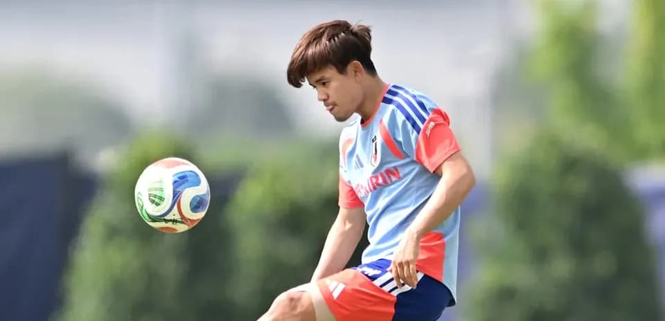 Jugador japonés entrenando con balón en campo