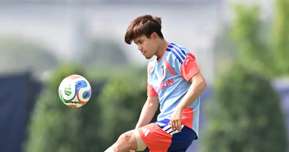 Jugador japonés entrenando con balón en campo