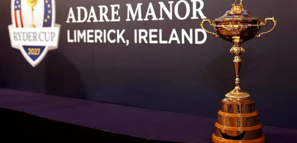 Trofeo Ryder Cup sobre mesa en Adare Manor