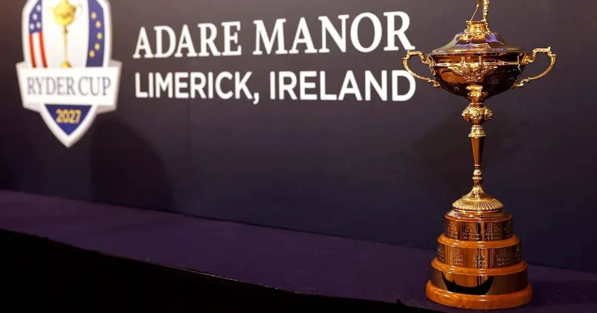 Trofeo Ryder Cup sobre mesa en Adare Manor