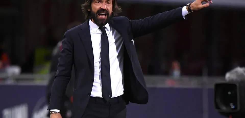 Entrenador dirigiendo a su equipo durante un partido