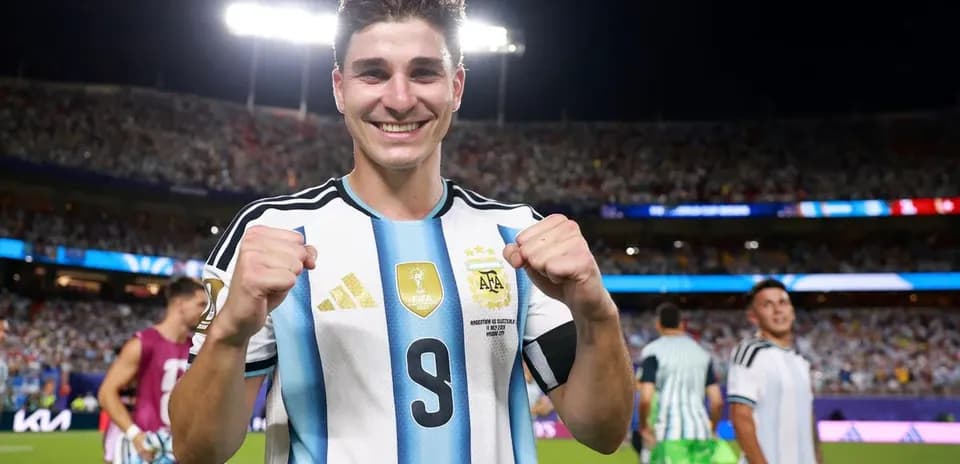 Jugador argentino celebrando en el estadio después del partido