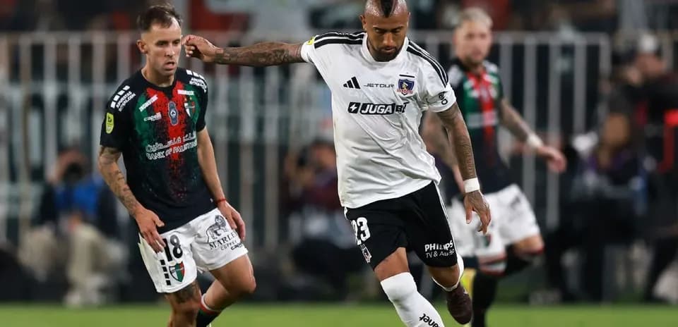 Arturo Vidal y jugador de Palestino en acción