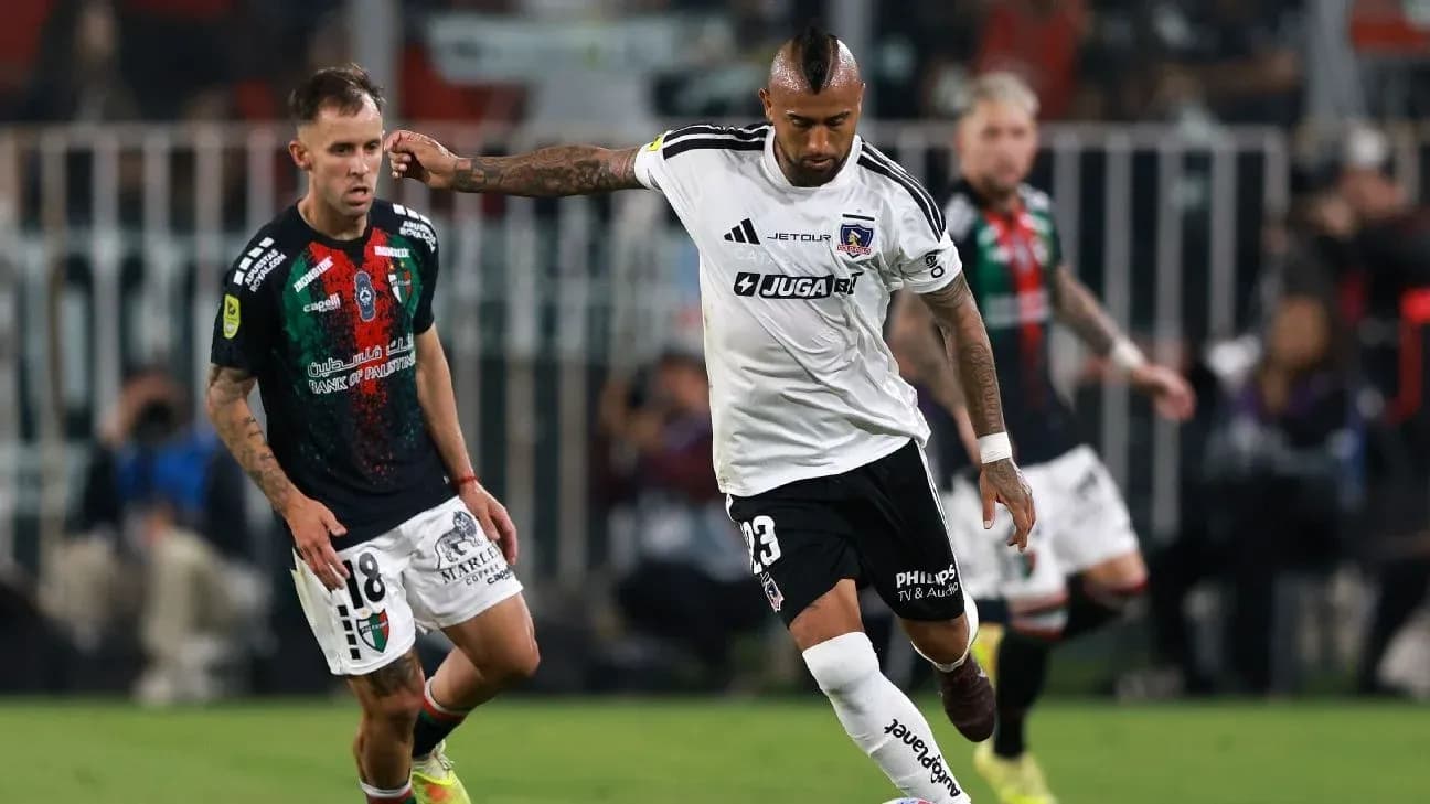 Arturo Vidal y jugador de Palestino en acción
