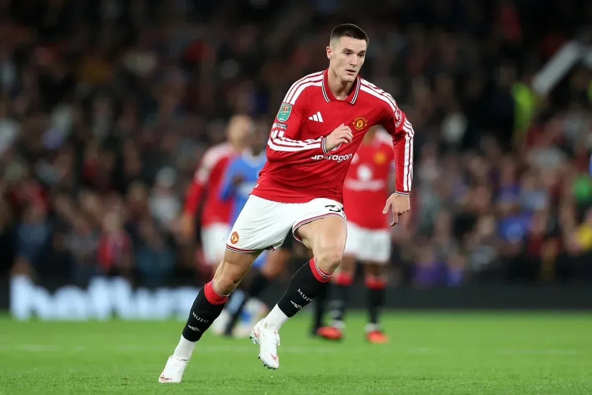 Jugador de Manchester United corriendo en el campo