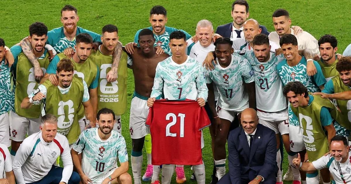 Jugadores de Portugal celebrando con camiseta número 21
