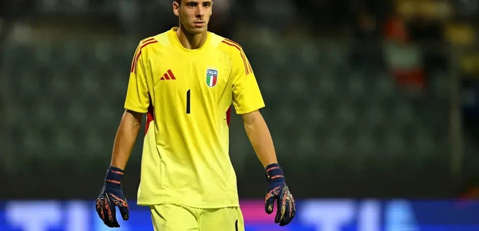 Portero de Italia en uniforme amarillo durante partido