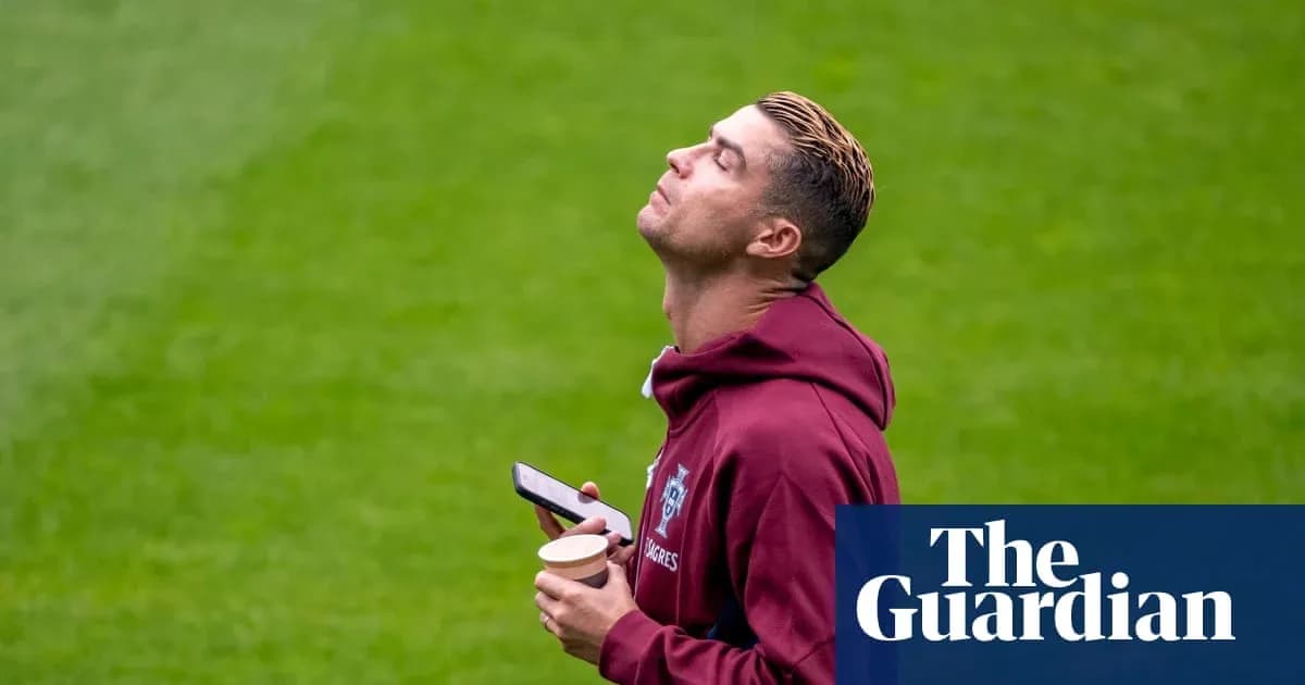 Jugador sosteniendo un teléfono y un café en campo