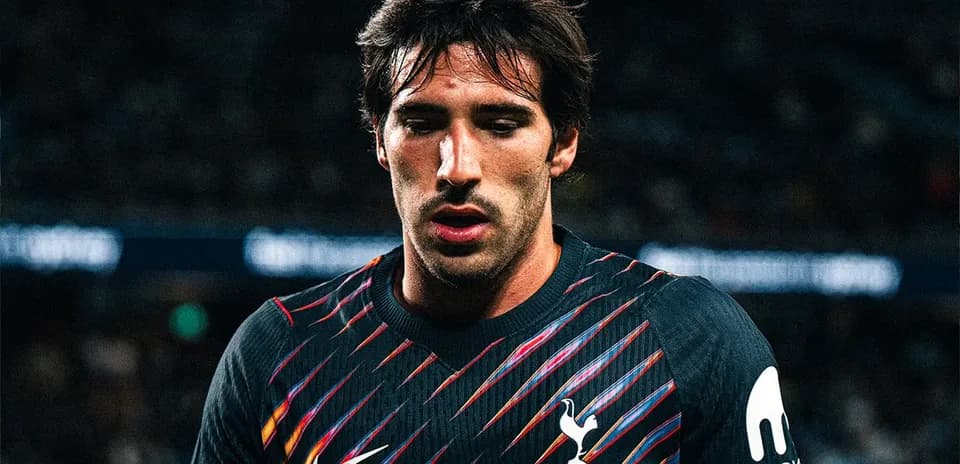Jugador de Tottenham con camiseta de portero durante partido