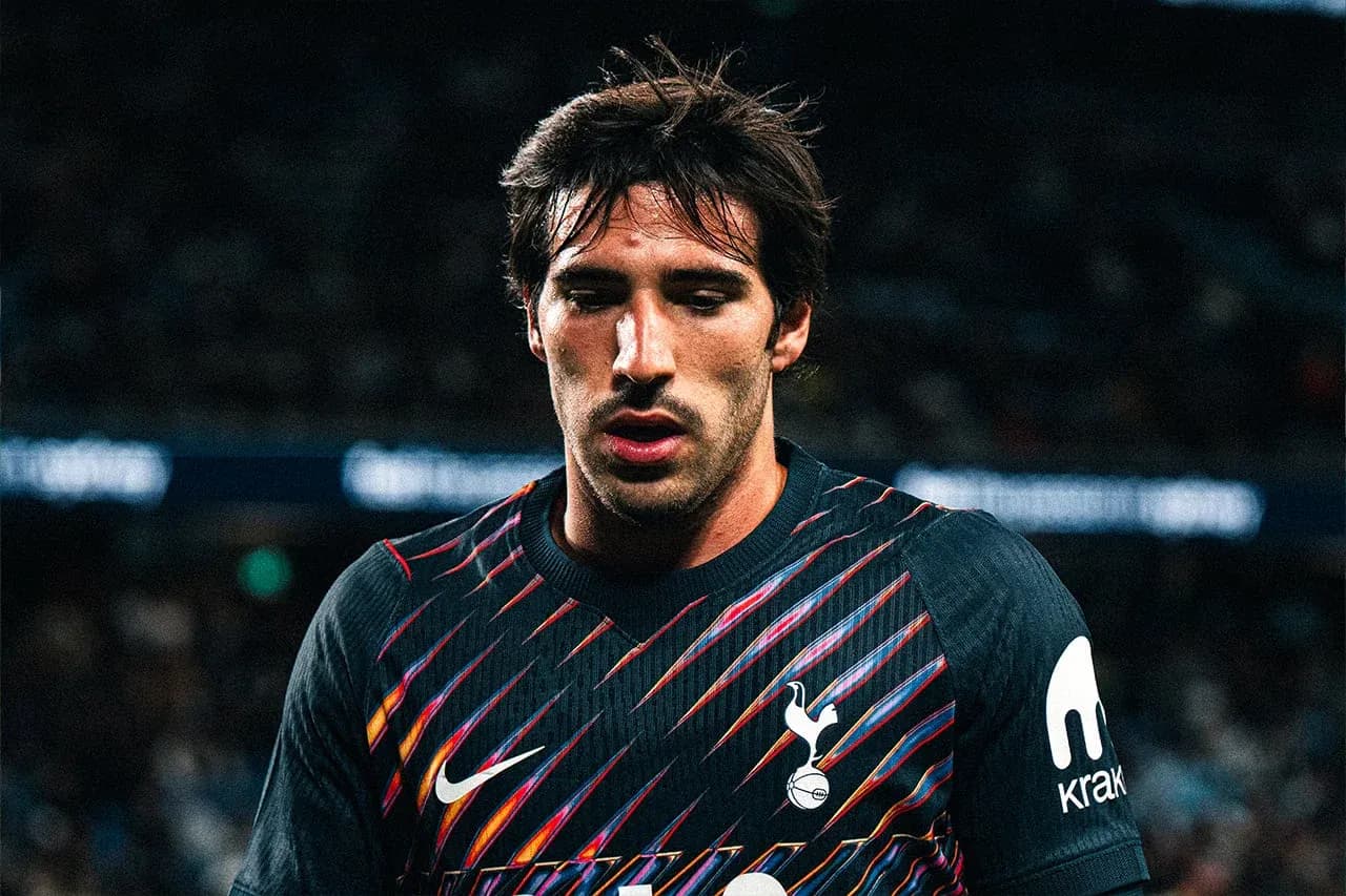 Jugador de Tottenham con camiseta de portero durante partido