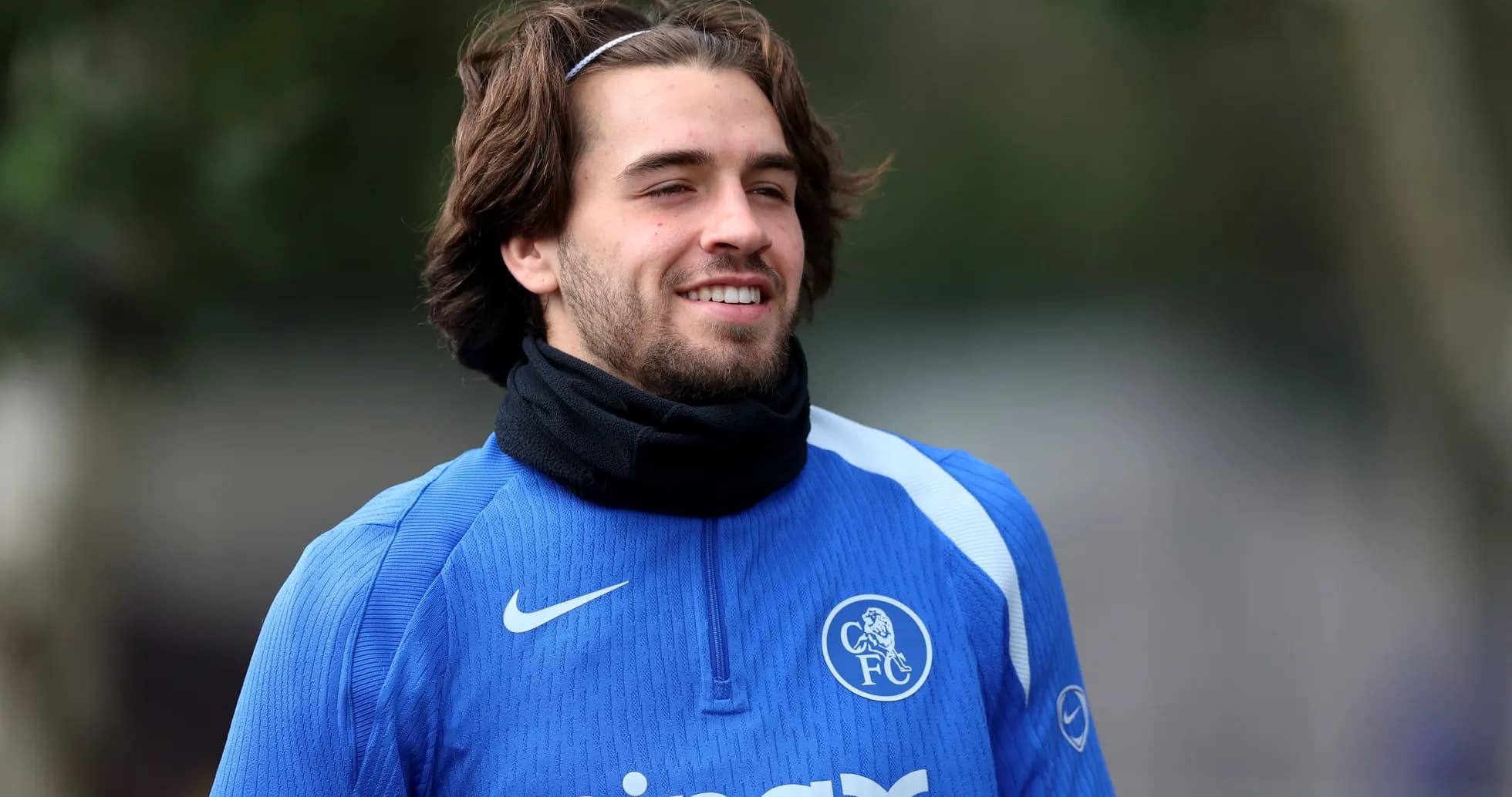 Jugador de fútbol entrenando con camiseta azul