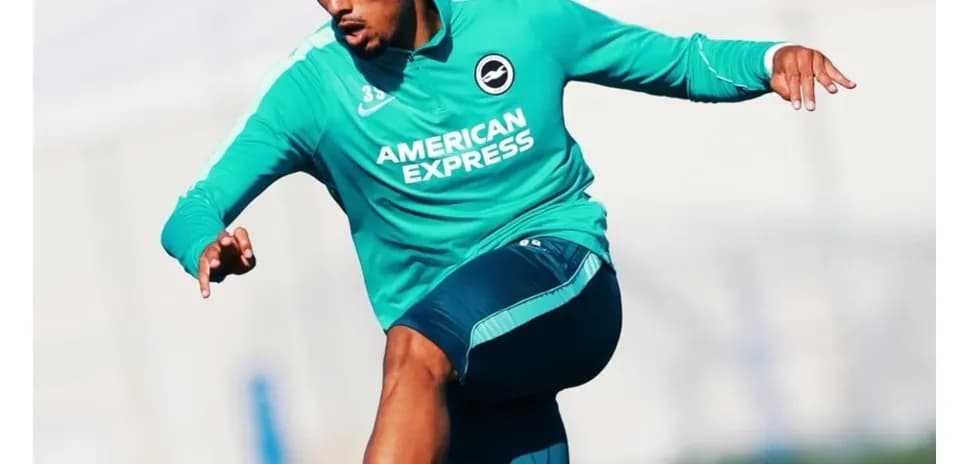 Jugador de fútbol entrenando en el campo