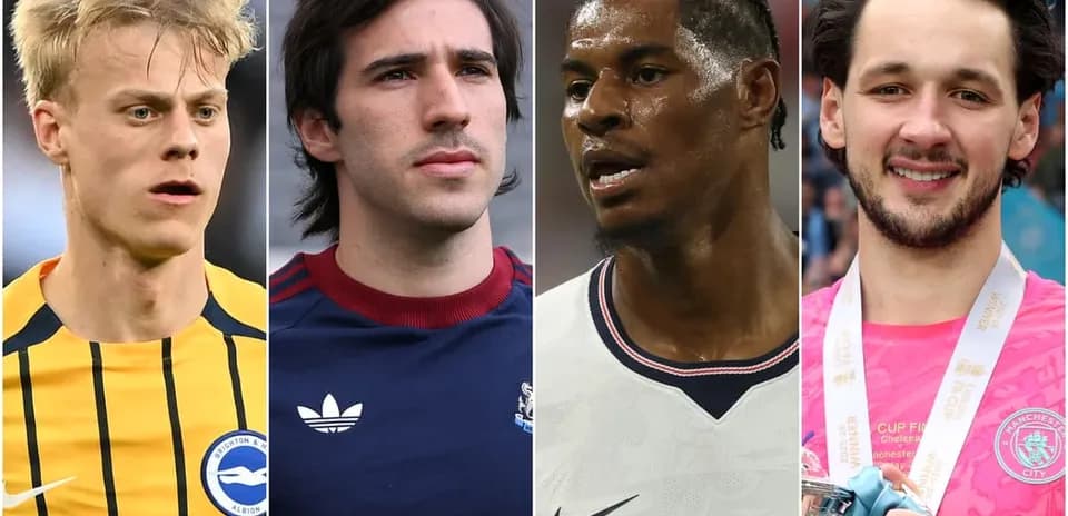 Cuatro jugadores de fútbol posando individualmente
