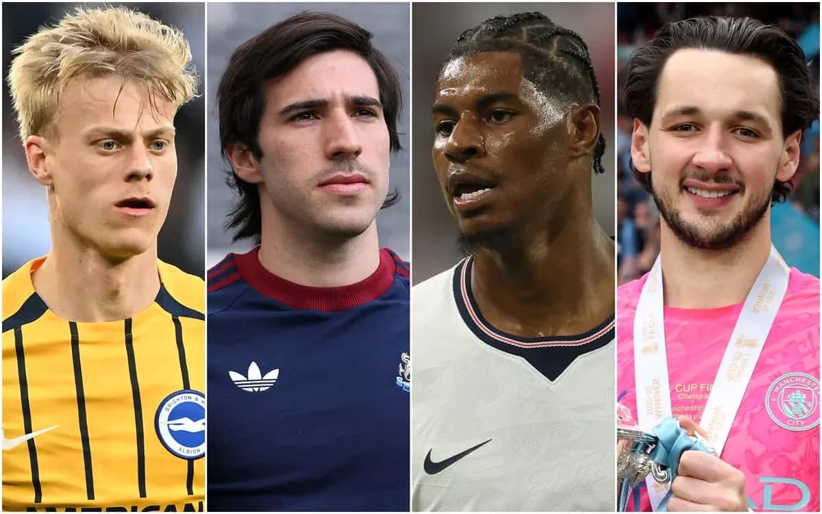 Cuatro jugadores de fútbol posando individualmente