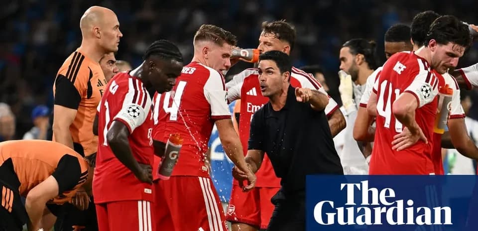 Entrenador hablando con jugadores de Arsenal en tiempo muerto