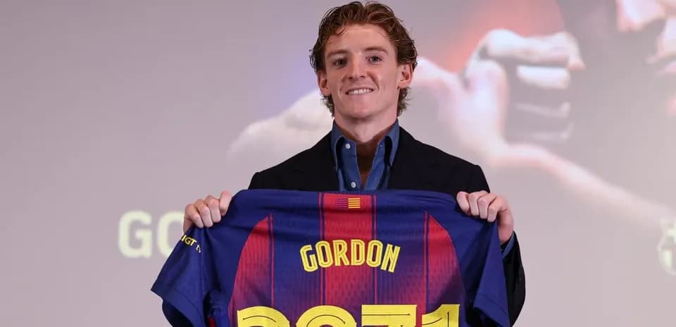 Jugador presentando camiseta del FC Barcelona en evento