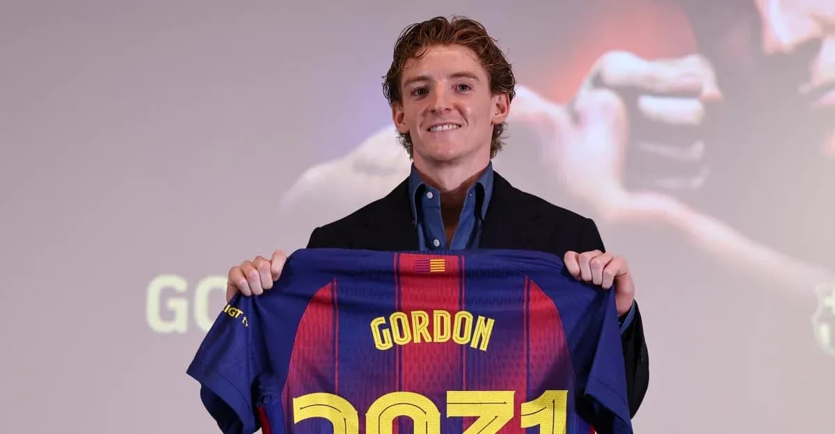 Jugador presentando camiseta del FC Barcelona en evento