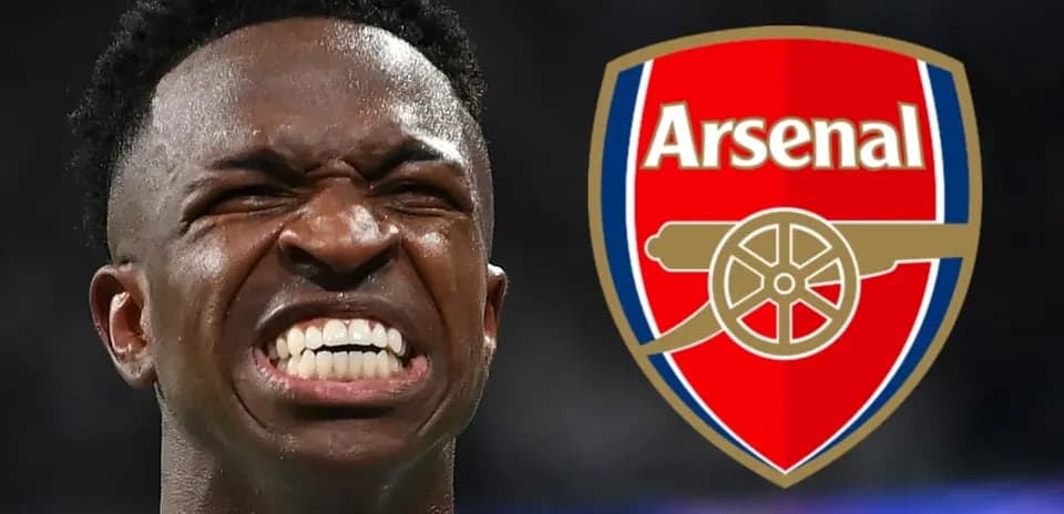 Jugador mostrando emoción con escudo de Arsenal