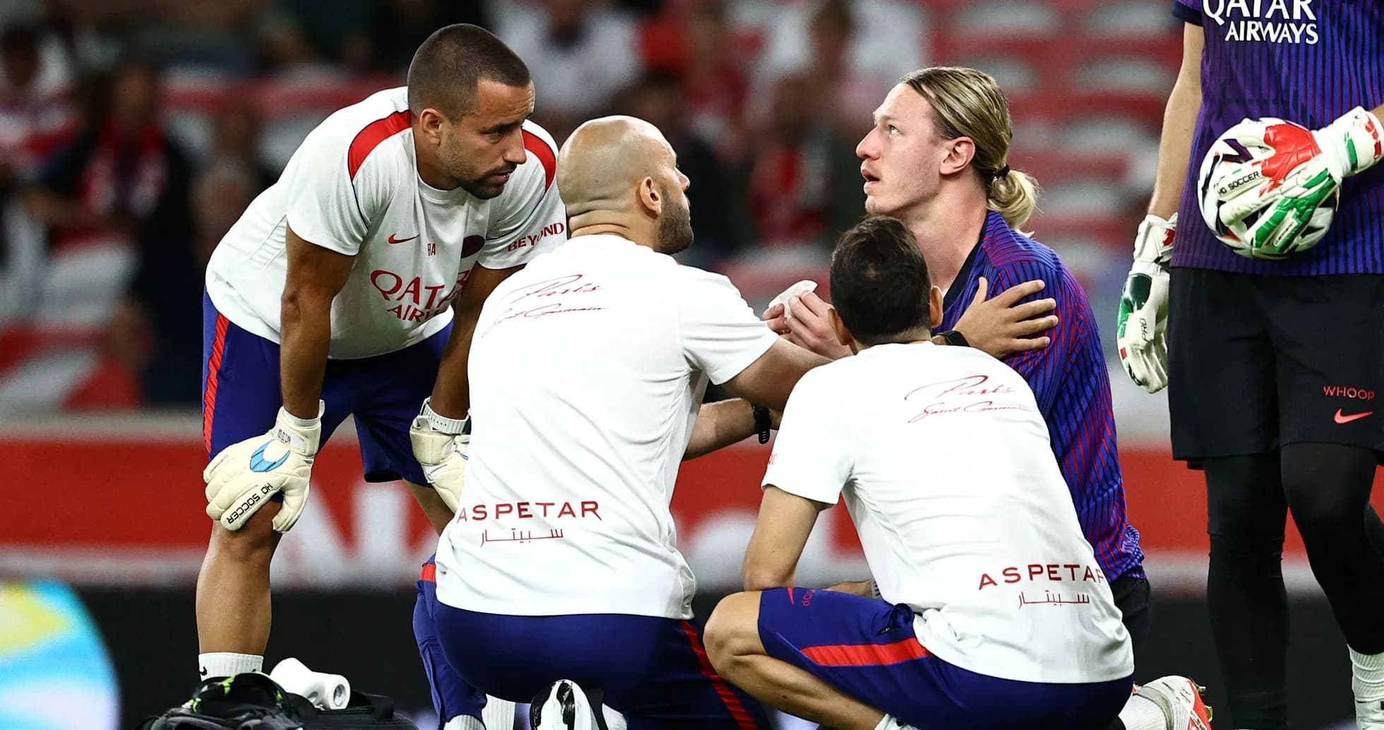 Equipo médico atendiendo a jugador durante el partido