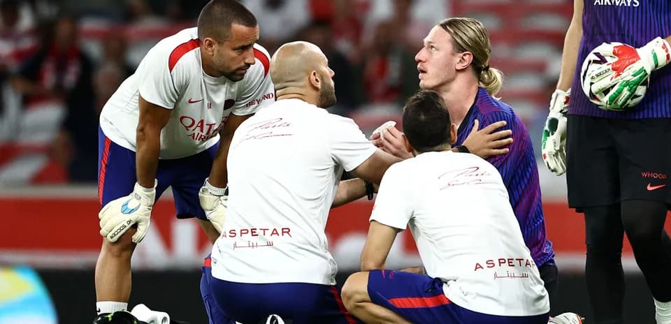 Equipo médico atendiendo a jugador durante el partido