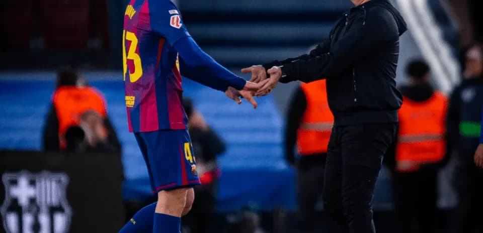 Jugador 43 de Barcelona saludando al entrenador