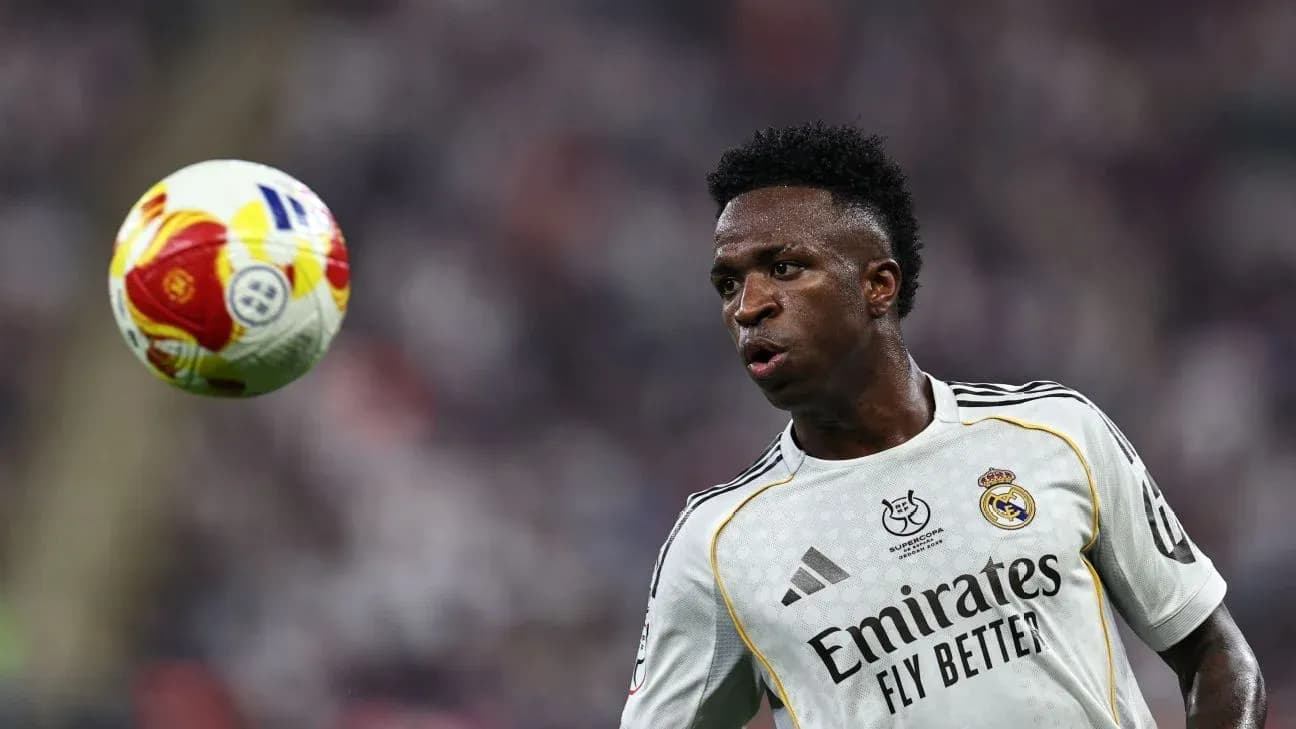 Vinícius Jr. controlando el balón durante un partido