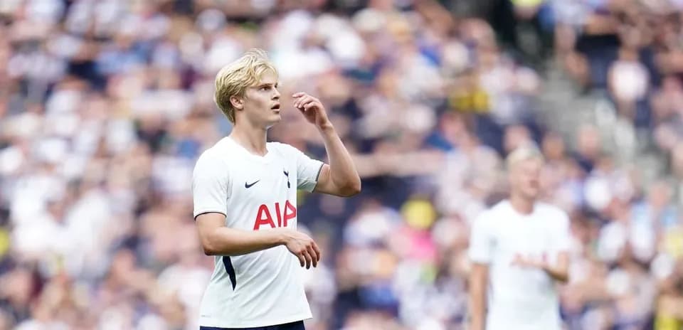 Jugador de Tottenham en el campo durante un partido