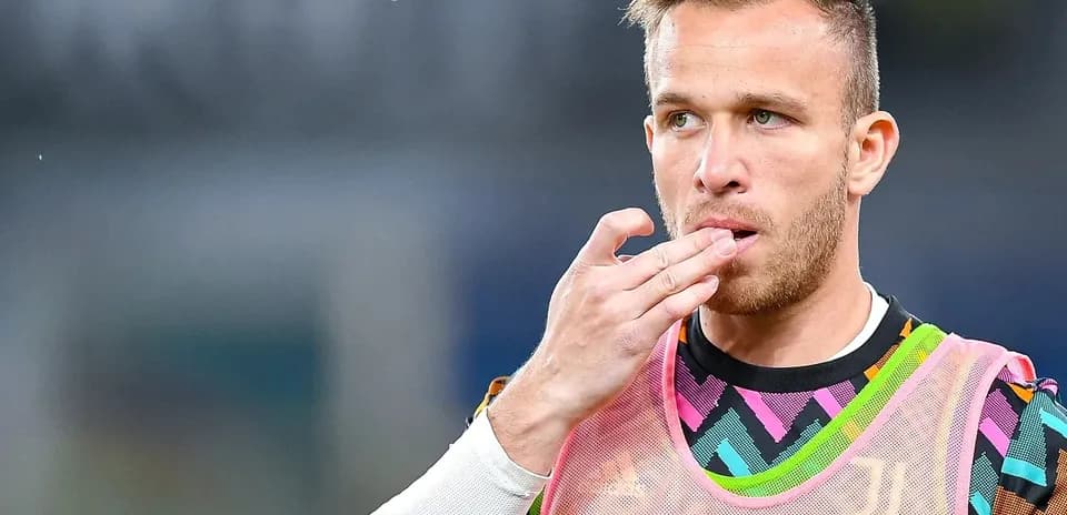 Jugador de Juventus tocándose los labios antes del partido