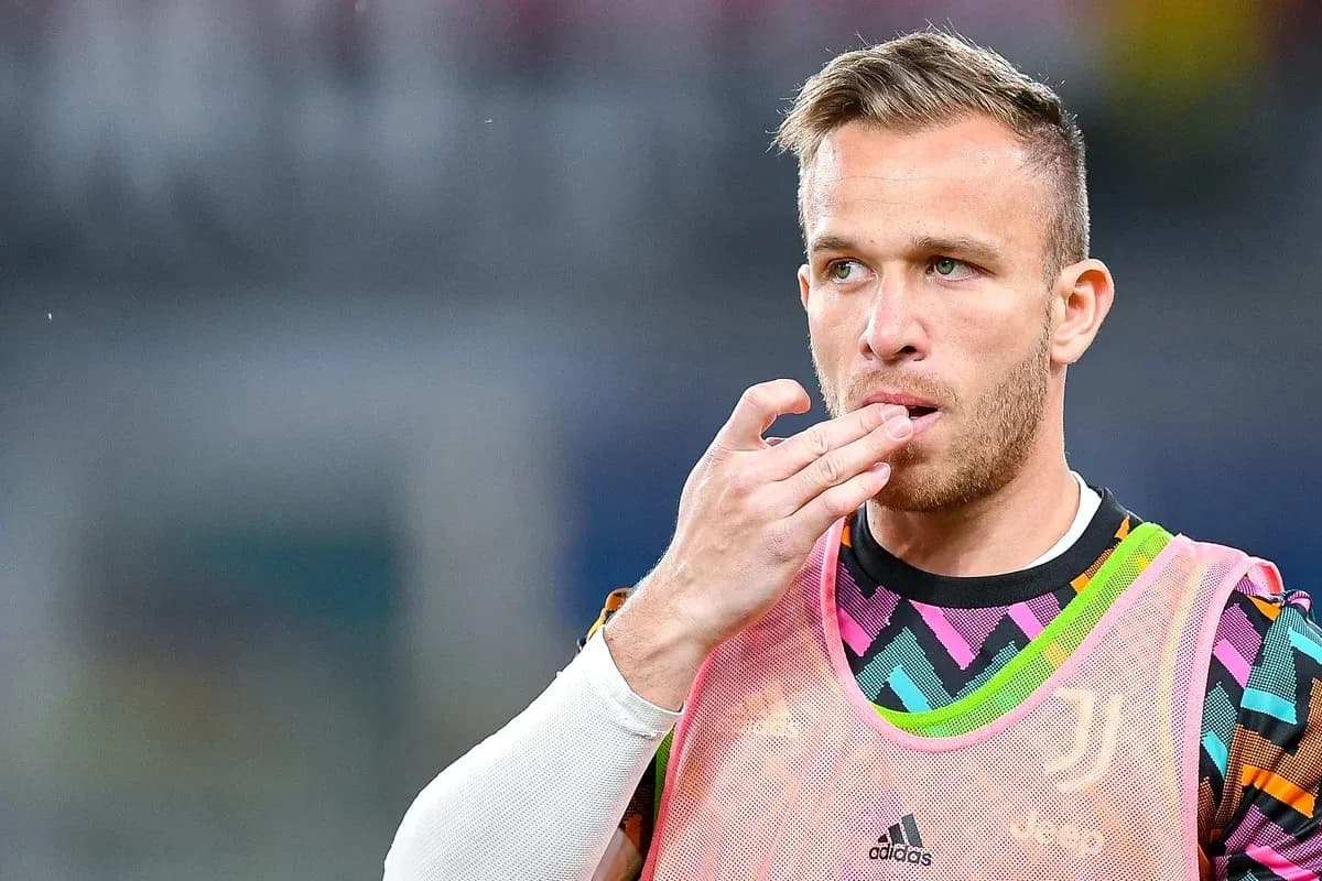 Jugador de Juventus tocándose los labios antes del partido