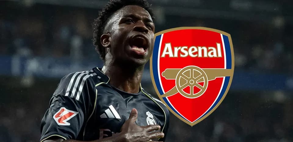 Jugador celebrando un gol con logo de Arsenal