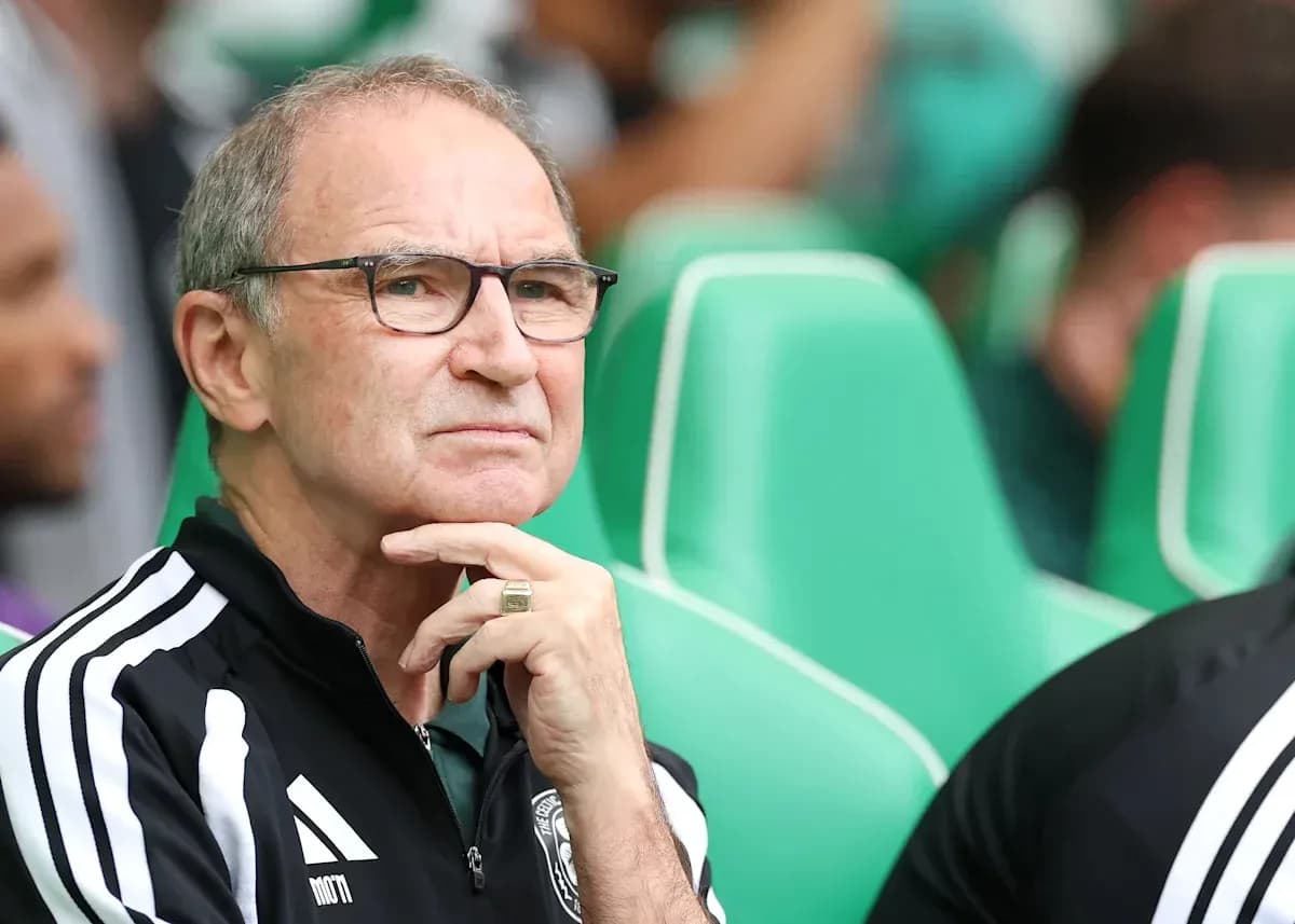 Entrenador pensativo en el banquillo durante el partido