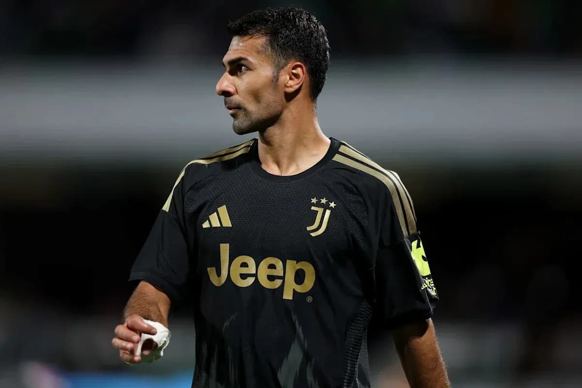 Jugador de Juventus con camiseta negra en el campo