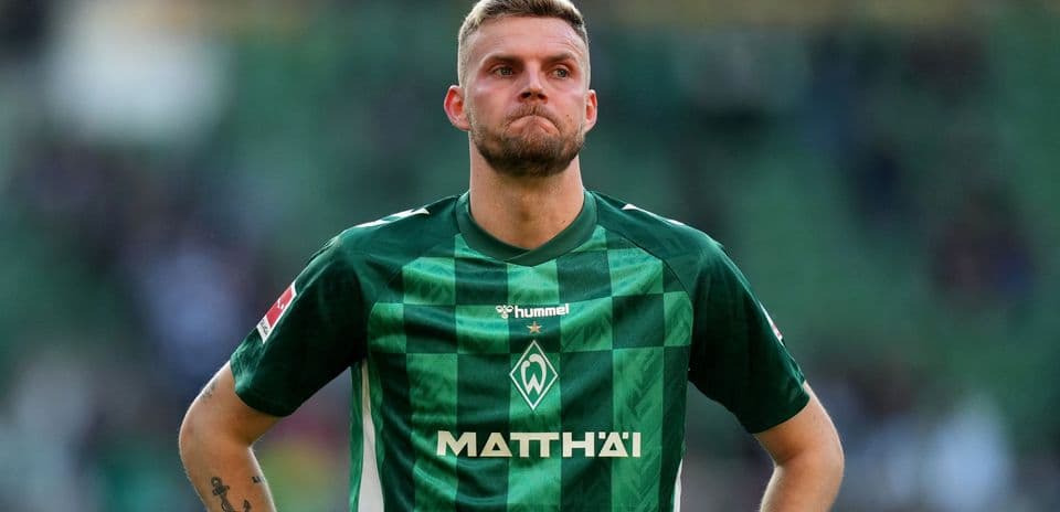 Jugador de Werder Bremen en uniforme verde en el campo