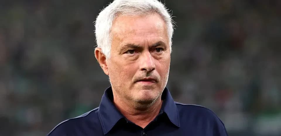 Entrenador observando el partido desde la línea lateral