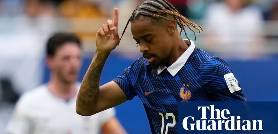 Jugador de Francia levantando la mano en el partido
