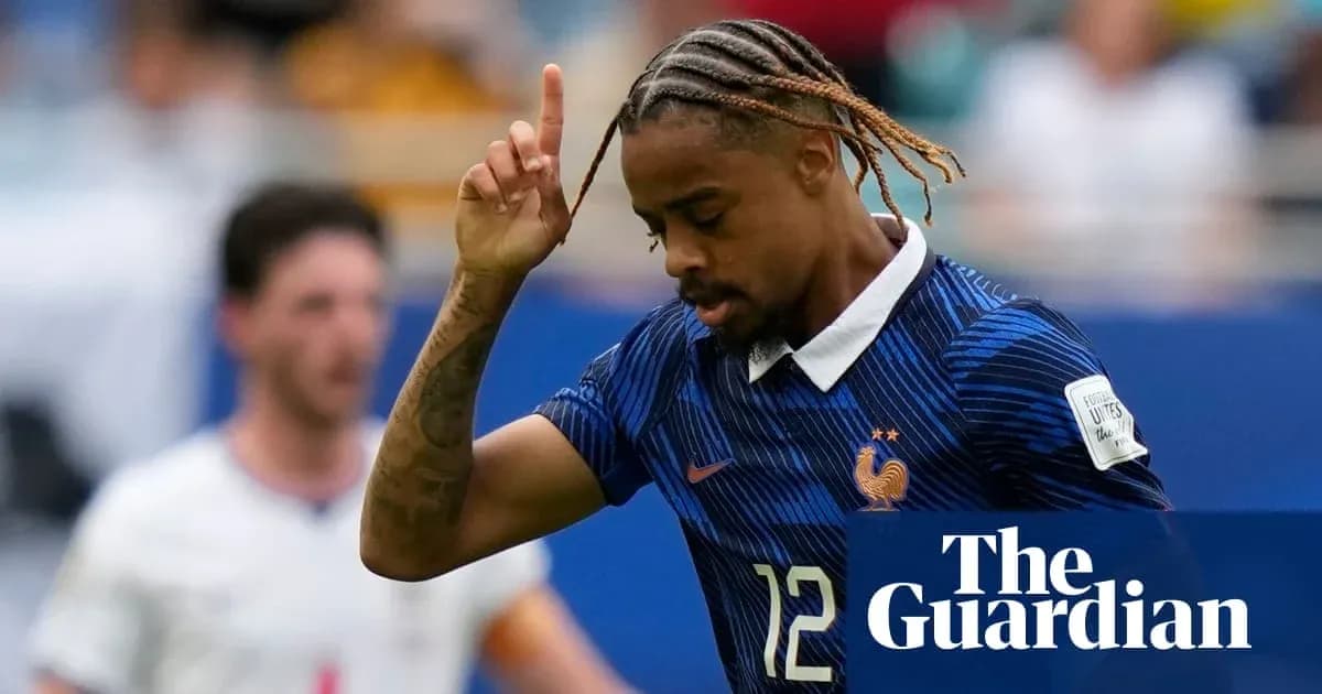Jugador de Francia levantando la mano en el partido