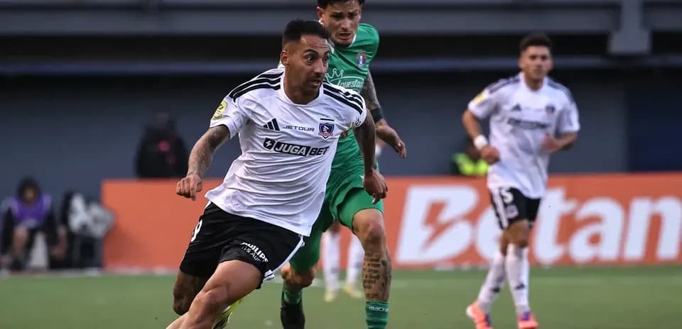 Jugador de Colo Colo en acción contra A. Italiano