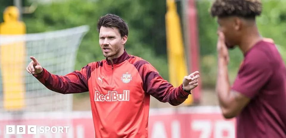 Entrenador dando instrucciones durante la sesión de entrenamiento