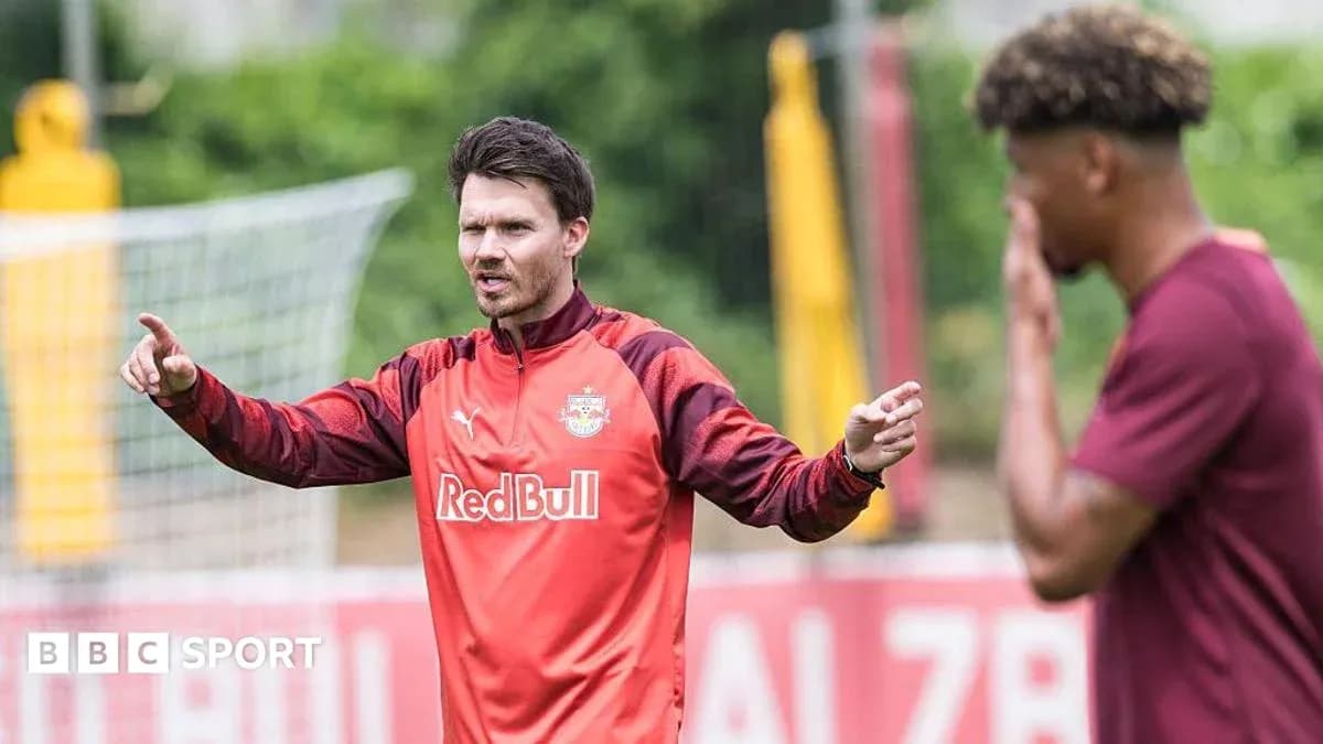 Entrenador dando instrucciones durante la sesión de entrenamiento